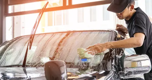 ข้อควรรู้ก่อนล้างรถ เคล็ดลับดูแลสีรถให้เงางามเหมือนใหม่