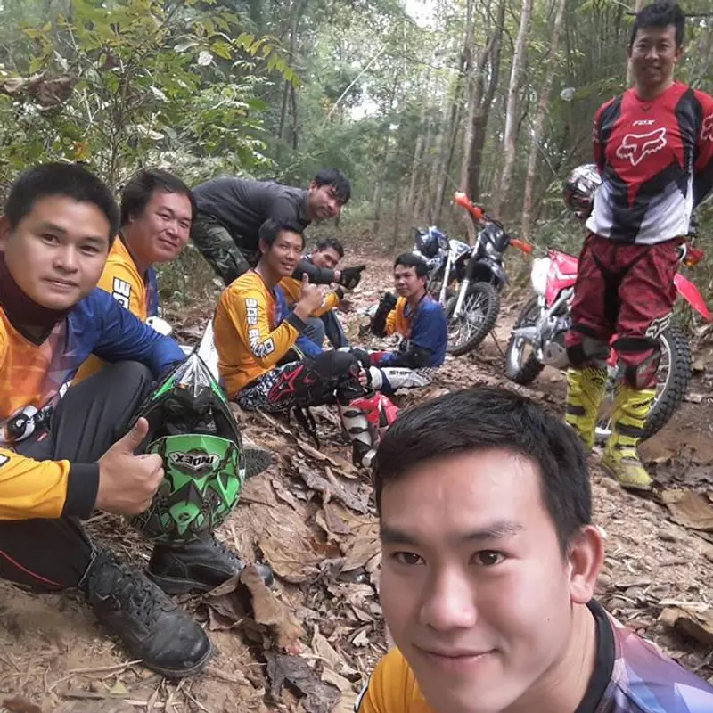 เสื้อคอกลมพิมพ์ลายแขนยาว